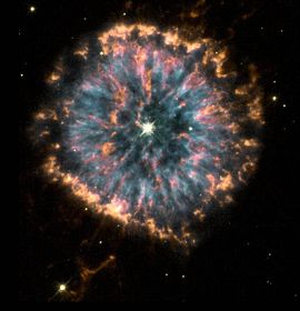 图：《科学》杂志的这篇文章中提到，“细胞组织样品与宇宙结构存在着惊人的相似”。图为哈勃太空望远镜拍摄到的遥远星云照片，这张照片被称为“天体之眼”。