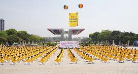 五月八日，韩国法轮大法学会在首尔奥林匹克公园庆祝第十二届世界法轮大法日，图为法轮功学员演示五套功法。