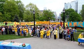 '五月二十二日，一千多名法轮功学员及支持者在安省议会大楼前集会，庆祝法轮大法传世十九周年。'