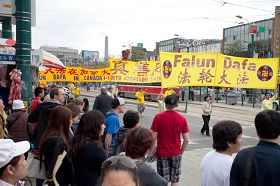 '多伦多庆祝法轮大法传世十九周年大游行'