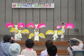 日本明慧学校的法轮大法小弟子表演扇子舞