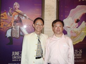 中国基督徒民主党发言人陆东与八九民运领袖刘刚观看神韵六月在林肯中心的首场演出