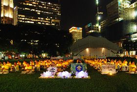 新加坡法轮功学员在芳林公园举行烛光悼念活动
