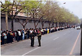 一九九九年四月二十五日，逾万名法轮功学员和平上访，学员们静静的在路边看书、等待