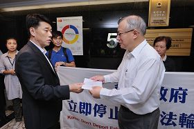 南韩领事馆领事朴光柱（前左）接收香港法轮功学员致南韩总统李明博的声明信函。