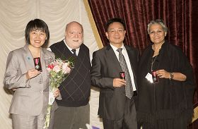 加拿大法轮功学员顾思颖（左一）、王绍久（左三）在多伦多获颁“女王伊丽莎白二世钻禧奖章”，左二是加拿大反虐待警示中心副总裁兼首席营运官莱恩。