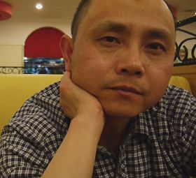 这是曹东2012年4月结束五年冤狱后的照片。