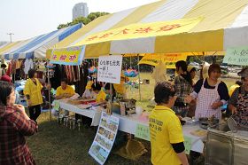 日本法轮功学员在“和平与友爱”国际交流节上设立展位，传播法轮功的真相。