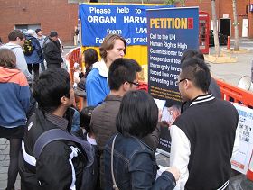 法轮功学员在伦敦唐人街举办劝三退、反活摘器官征签活动，吸引许多中、西方民众驻足了解真相。
