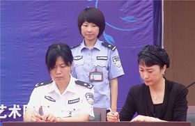 辽宁省女子监狱监狱长杨莉与沈阳安娜服装公司签订所谓的“服装生产协议”（网络图片）