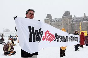 来自加拿大东部三百多名法轮功学员顶着漫天飞雪，在严寒中呼吁总理访华期间发声制止迫害。