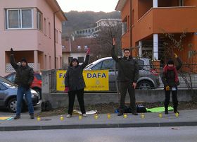 克罗地亚共和国（Hrvatska）首都萨格勒布（Zagreb），法轮功学员在中使馆对面反迫害。