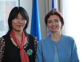 '捷克政府人权专员莫妮卡·西蒙科娃 （右）接见法轮功学员吕适平女士'