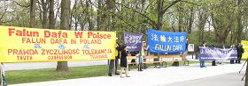 '法轮功学员在波兰总理府前抗议中共迫害，呼吁法办迫害元凶'