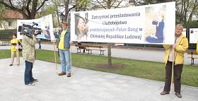 '波兰媒体在总理府外现场拍照，了解真相'