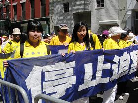 来自香港的李明月和女儿李小朗，母女俩是第一次来美国参加活动，特别激动。