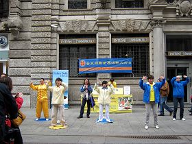 法轮功学员在米兰著名的斯福尔扎古城堡演示功法