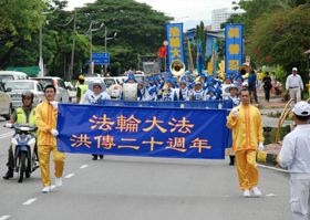 马国大游行欢庆法轮大法洪传二十周年
