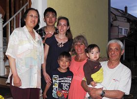 图片说明：中国小伙子陈源（左二）和妻子卡罗琳娜（左三）、儿子约纳斯（左四）、女儿露西亚（右二）、岳父胡伯特（右一）、岳母埃迪特（右三）以及自己的母亲徐幼林（左一）在德国海德堡的家门口合影。