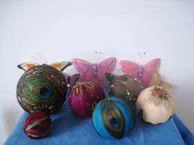 吉林省女子劳教所的奴工产品：装饰性小球、蝴蝶，据说拿到上海世博会参展