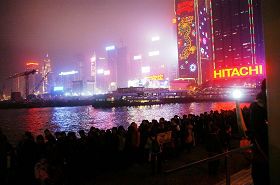 '香港法轮功学员穿梭在金紫荆坐渡船头向中国旅客中讲真相'