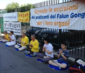 意大利法轮功学员米兰中领馆前静坐，抗议迫害