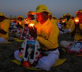 印尼巴厘岛法轮功学员在Mertasari的沙努尔海滩举行烛光悼念活动