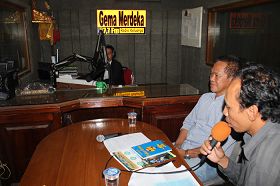 法轮功学员参加巴厘岛登巴萨“独立回声广播电台”的现场直播节目，介绍功法