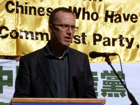 纽省绿党议员大卫•舒博瑞杰在退党集发表演讲