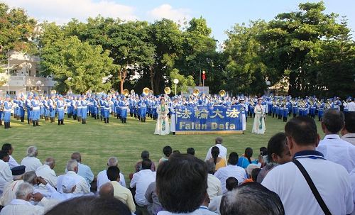 天国乐团在该组织称为“圣地”的纪念公园内演奏，吸引贵宾拍照