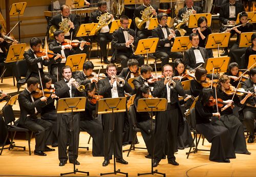 神韵交响乐团在橙县艺术中心音乐厅的首场演出现场