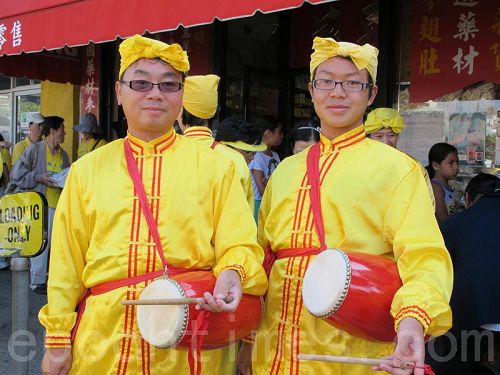 '法轮功学员越南裔哈藩（Ha Phan）和儿子都在当天的游行中表演腰鼓。'