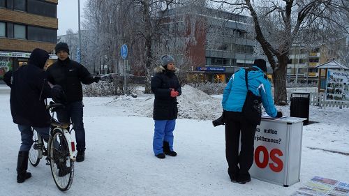 冰雪中法轮功学员在芬兰北部持续征签