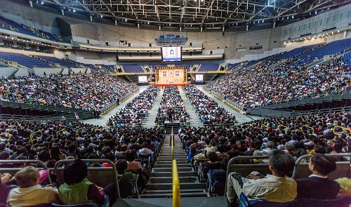 二零一三年台湾法轮大法修炼心得交流会在高雄汉神巨蛋体育馆召开，法轮功学员七千人与会。