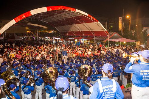 '法轮大法天国乐团连续八年应邀参加“虱目鱼文化节”开幕表演，吸引人潮涌入，给社区带来繁荣与美好。'
