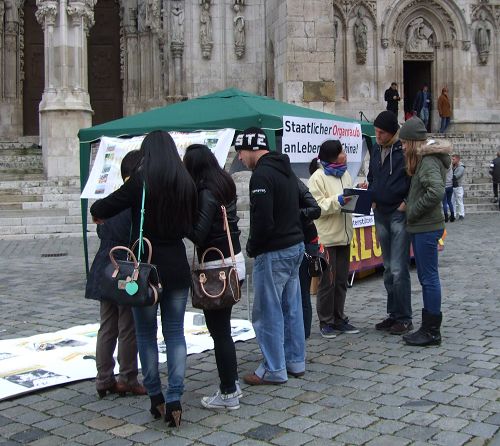 图：法轮功学员在德国雷根斯堡市中心大教堂前征集反活摘器官签名