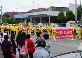 马来西亚法轮功学员新年游行受欢迎