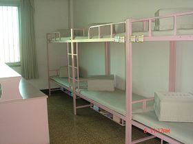 图表33北京女子监狱宽管监区的监室床铺实图