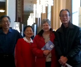 '二月三日，来自广东的谭先生（右一）带美国太太及两位中国朋友穆先生（左一）及家人第一次来看神韵纽约艺术团在美国首都肯尼迪剧院是最后一场演出。'
