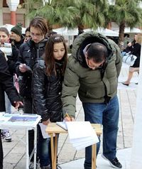 '亚理斯多德广场上，人们签名支持法轮功学员反迫害'