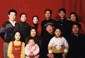 张普贺（后排左一）的全家合影