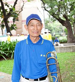 退休美术老师张清义是天国乐团年纪最大的团员，老当益壮，希望把大法美好带给更多人们，能有更多人抓紧机缘，一起走入返本归真之路。