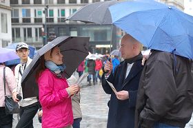 '风雨中人们驻足了解真相，签名反迫害'