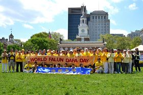 '五月十二日美国费城大法弟子于独立宫广场庆 祝法轮大法日并祝师尊生日快乐'