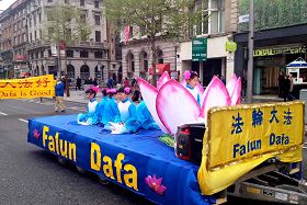 爱尔兰法轮功学员在都柏林市中心举行庆典游行