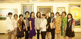 台东市长夫人郑晨芸（左六）率同台东妇女界精英观赏画作，盛赞美展的真善忍
