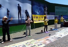 法轮功学员在国王新广场抗议中共迫害