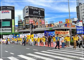 '二零一三年七月十五日，法轮功学员在日本东京繁华商业区新宿游行，谴责中共迫害'