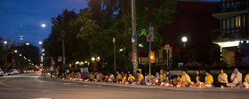 '二零一三年七月二十日晚，多伦多法轮功学员在中领馆前烛光守夜，悼念十四年来反迫害中被中共迫害致死的法轮功学员。'