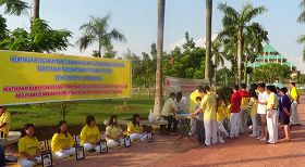 '图3：巴淡岛法轮功学员在市政厅广场征签，呼吁制止中共活摘器官'